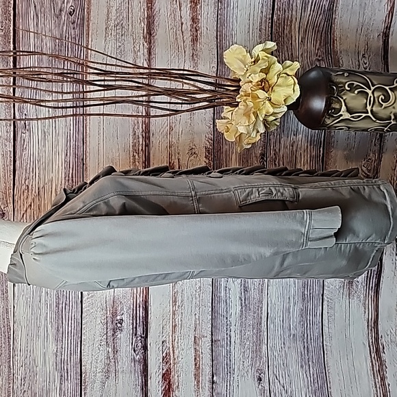 KUT FROM THE KLOTH CAMO GREEN LONG SLEEVE RUFFLE BUTTON-UP JACKET - Picture 4 of 16